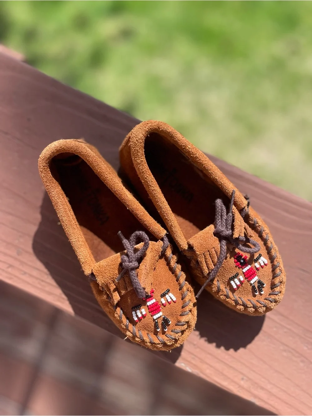Minnetonka Kids size 10 Chestnut Brown Beaded Suede Leather Thunderbird Moccasin